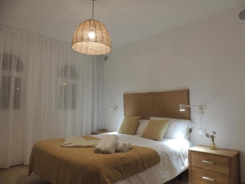 - une chambre avec un lit et 2 serviettes dans l'établissement View , Beach House , by MAHBOVILLAS, à Corralejo
