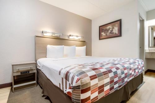 Krevet ili kreveti u jedinici u okviru objekta Red Roof Inn Detroit - Farmington Hills