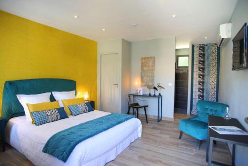 um quarto com uma cama, uma secretária e uma cadeira em Villa Alivu di Calvi em Calvi