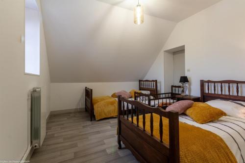 Postel nebo postele na pokoji v ubytování Ecluse d'Aiguilly