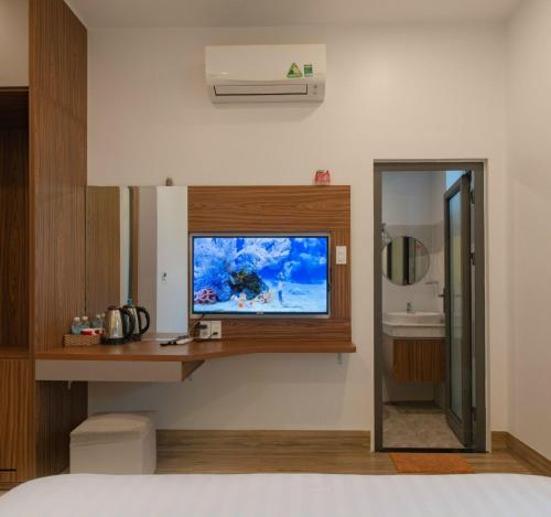 TV a/nebo společenská místnost v ubytování West Lake Hotel - Near Bai Dai Beach