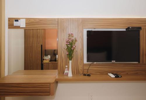 TV a/nebo společenská místnost v ubytování West Lake Hotel - Near Bai Dai Beach