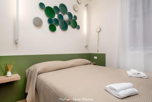 a bedroom with a bed with green and white at Suite 14, Terre Marine in Monterosso al Mare