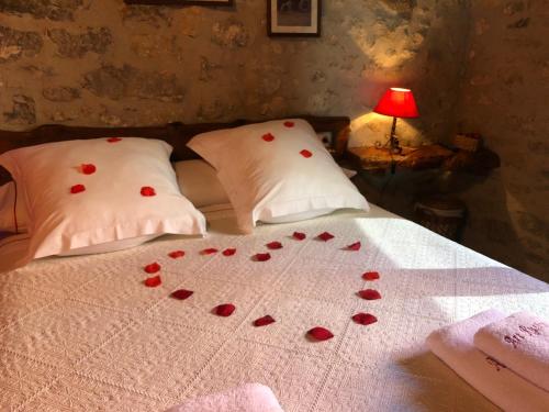a bed with red hearts on a white blanket at Casa ideal para grupos, Rustic Oh in Xert