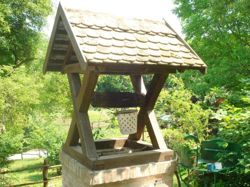 uma casa de pássaros sentada em cima de uma parede de pedra em Mikin dol Baranja Country house em Draž