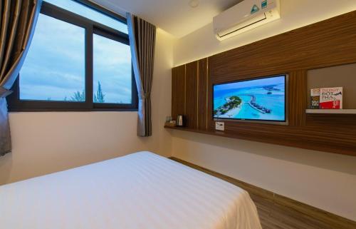 TV a/nebo společenská místnost v ubytování West Lake Hotel - Near Bai Dai Beach