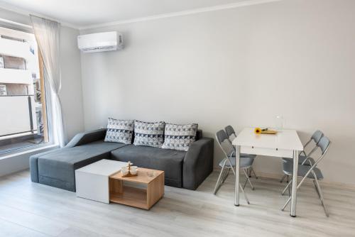 sala de estar con sofá y mesa en Lovely 1Bed Apartment for 4 Guests & Free parking, en Plovdiv