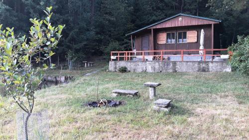 Ein Garten an der Unterkunft Chata - Na samotě u lesa
