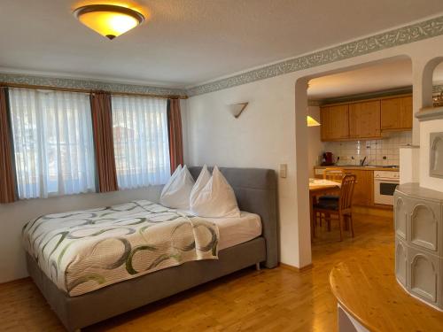 Cet appartement comprend une chambre avec un lit et une cuisine avec une table. dans l'établissement Ferienhaus Leeb, à Patergassen