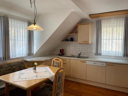 eine Küche mit einem Tisch und einem Esszimmer in der Unterkunft Ferienhaus Leeb in Patergassen