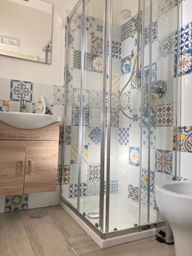 カーヴァ・デ・ティッレーニにあるMary House - Amalfi Coastのバスルーム(シャワー、シンク付)