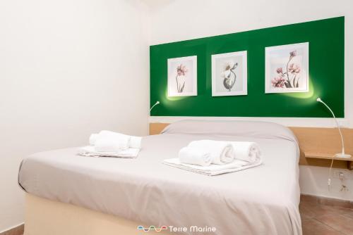 een slaapkamer met een bed met twee handdoeken erop bij Rio Bello in Riomaggiore