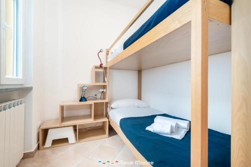 een kleine slaapkamer met een stapelbed en een ladder bij Rio Bello in Riomaggiore