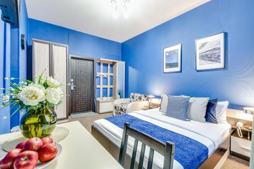 モスクワにあるDomOtel Sokolの青いベッドルーム(ベッド1台、フルーツ付きテーブル付)