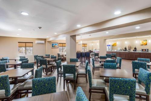 a restaurant with tables and chairs and a bar at Quality Inn Charleston South in Charleston