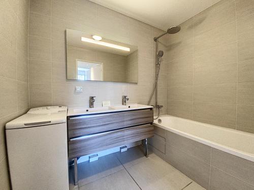 une salle de bain avec un lavabo, un miroir et une baignoire dans l'établissement Montfleurie TEI142 3P, à Cannes