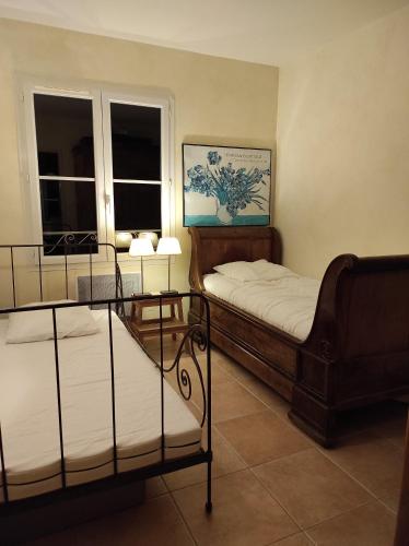 une chambre avec deux lits et une fenêtre dans l'établissement BASTIDE DE CHARME PISCINE PRIVATIVE GORGES HERAULT, à Le Causse-de-la-Selle