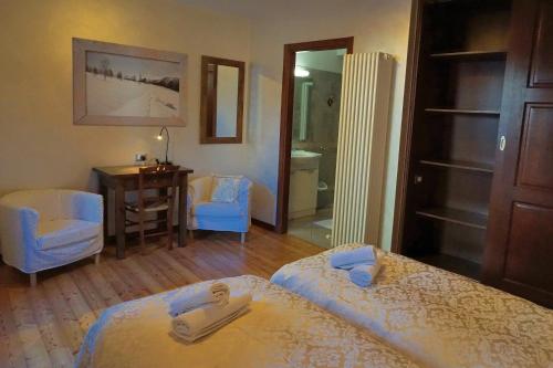 Una cama o camas en una habitación de Pensione Albergo Diffuso Ceaglio Valle Maira