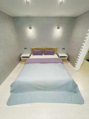 Ένα ή περισσότερα κρεβάτια σε δωμάτιο στο Люкс в центре Гагарина 72 Автовокзал