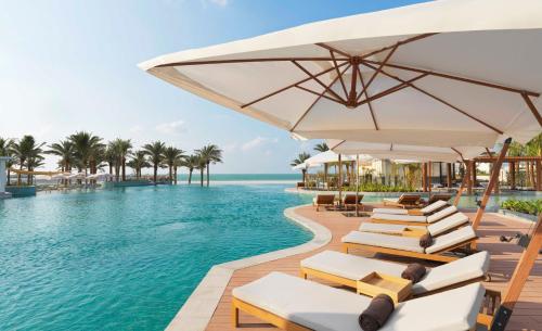uma piscina no resort paradiso de excelência em InterContinental Ras Al Khaimah Mina Al Arab Resort & Spa, an IHG Hotel em Ras al-Khaimah