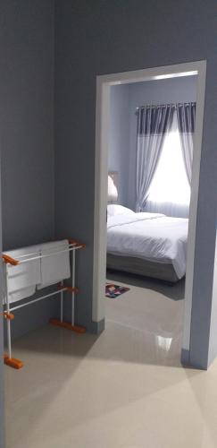 Ένα ή περισσότερα κρεβάτια σε δωμάτιο στο Pintu Waluh Homestay