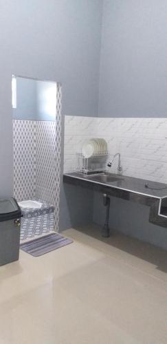 Pintu Waluh Homestay في Takengon: حمام مع حوض ومرحاض