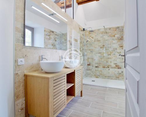 a bathroom with two sinks and a shower at villa corina in Tarbes