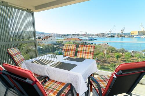 Fotografia z galérie ubytovania Luxury 90 m2 apt w balcony & spectacular sea view v Trogiri