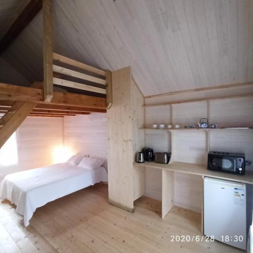 une chambre avec un lit et un bureau dans une pièce dans l'établissement Une Tiny House à découvrir au cœur de la cité !, à Contrexéville
