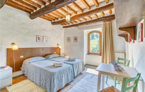 ein Schlafzimmer mit einem Bett und einem Tisch in einem Zimmer in der Unterkunft Ca Del Ducci in Pieve Santo Stefano