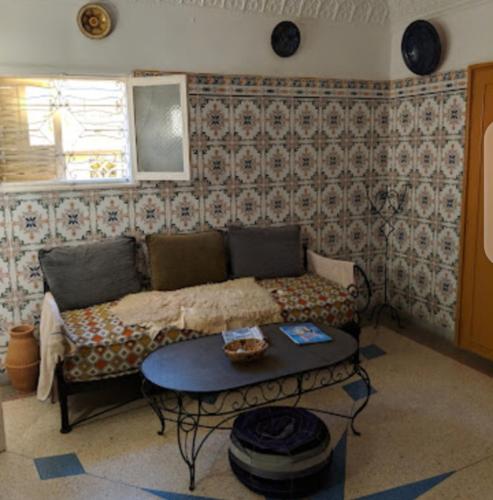 a living room with a couch and a table at La maison des amis in Taroudant