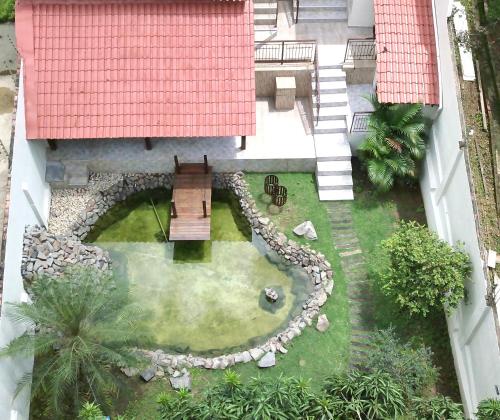 an aerial view of a garden with a bench in a yard at Pousada nossas Raízes in Porto Velho