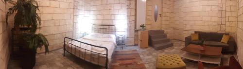 um quarto com uma cama e um sofá num quarto em Retro Hostel & Tours em Yerevan