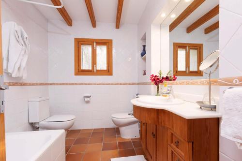 Un baño con lavabo, inodoro y bañera. en Sa Rota de Ca'n Blan by Sealand Villas, en Lloret de Vistalegre