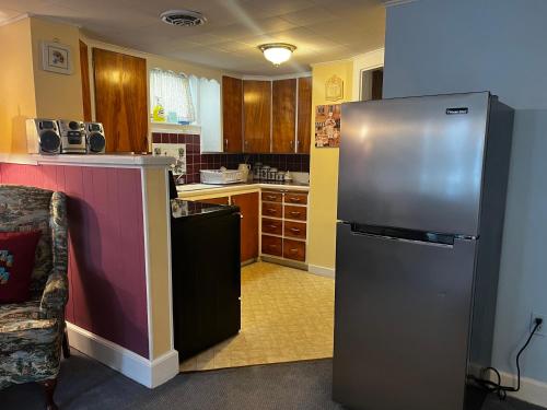 Kuchyň nebo kuchyňský kout v ubytování Claddagh Motel & Suites
