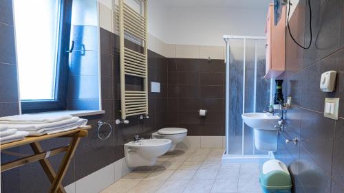 a bathroom with a toilet and a sink and a shower at Dimora Delle Grotte in Castellana Grotte