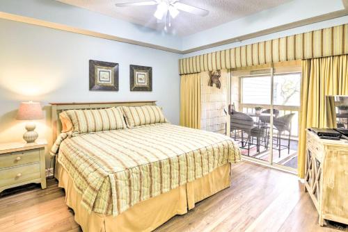 Zdjęcie z galerii obiektu Waterfront Golf Course Home with Screened Balcony! w mieście North Myrtle Beach