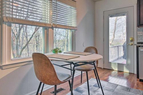 Φωτογραφία από το άλμπουμ του Blue Ridge Retreat with Mountain Views and Deck σε Mill Spring