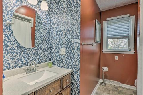 Ένα μπάνιο στο Blue Ridge Retreat with Mountain Views and Deck
