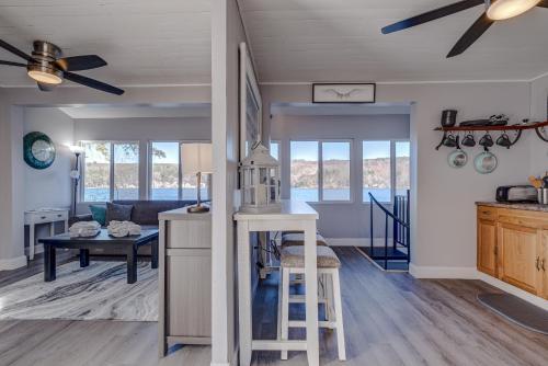 uma cozinha e sala de estar com uma ventoinha de tecto em Modern Winnipesaukee Lake Front Retreat (Venice) em Alton