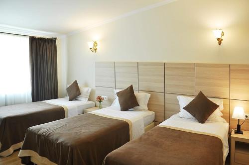 En eller flere senge i et værelse på Hotel Gremi Tbilisi