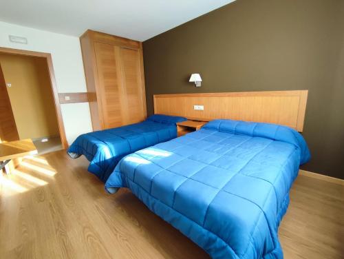 מיטה או מיטות בחדר ב-Asador Hostal A Fracha