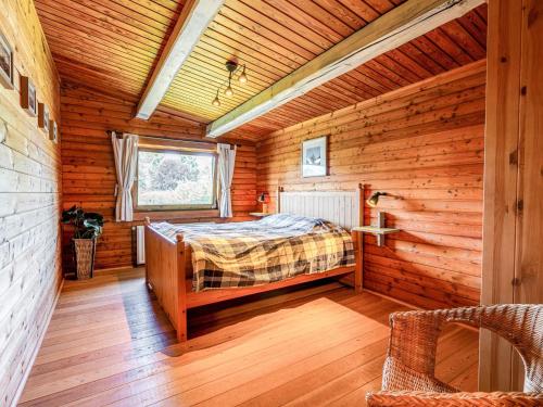 sypialnia z łóżkiem w drewnianym domku w obiekcie Traditional chalet with garden near Malmedy w mieście Malmedy
