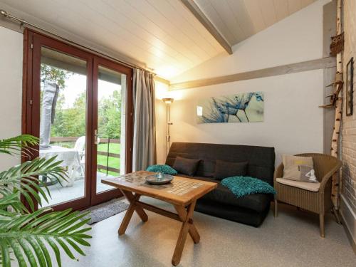 ein Wohnzimmer mit einem Sofa und einem Tisch in der Unterkunft Holiday Home in Malmedy with terrace in Malmedy