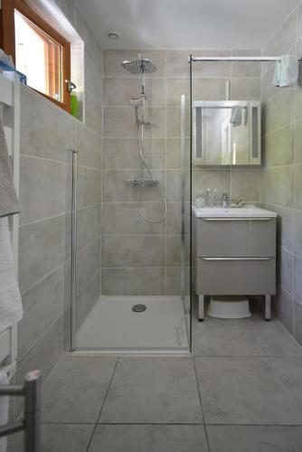 une salle de bain avec douche et lavabo dans l'établissement Le Mas sous le Vent, à Opio