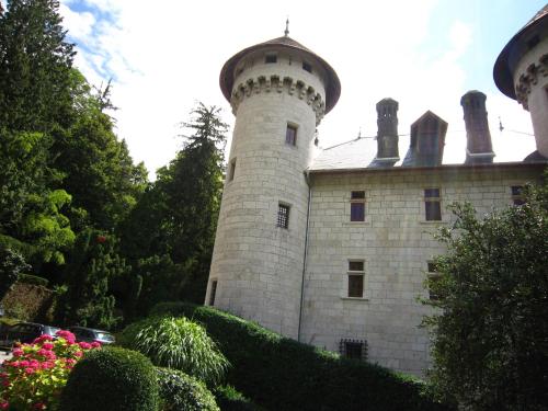 budynek z dwoma wieżami na górze w obiekcie Castle with pool in Serri res en Chautagne w mieście Serrières-en-Chautagne