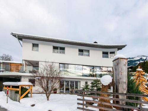 ヴェステンドルフにあるModern Apartment in Westendorf with Gardenの雪の白家