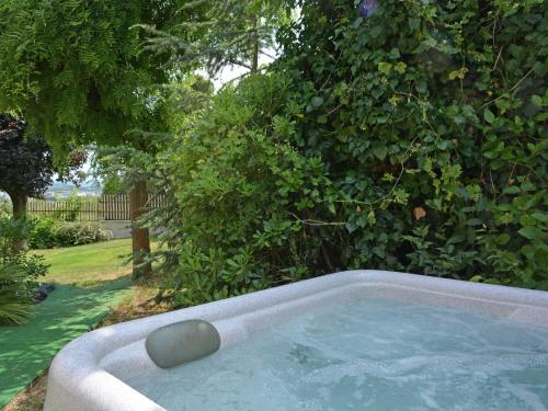 สระว่ายน้ำที่อยู่ใกล้ ๆ หรือใน Pretty villa with pool and jacuzzi in Carcassonne