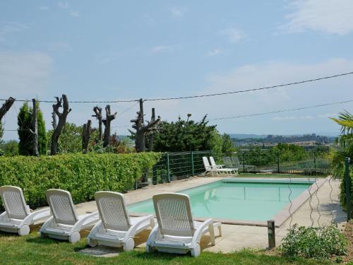 カルカソンヌにあるPretty villa with pool and jacuzzi in Carcassonneのスイミングプールの周りに座る椅子