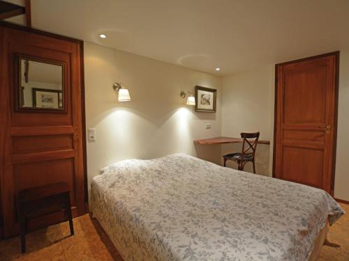 Katil atau katil-katil dalam bilik di Charming Boat in Villedubert with Terrace